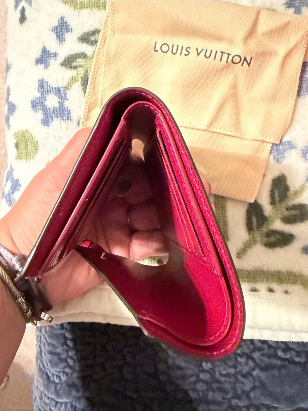 Louis VuittonVictorine small wallet. Fuchsia inside. Excellent condition